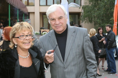 The 13th anniversary of Silver Rain radio station (Serebryany Dozhd). Nakhabino Moscow Country Club. Nakhabino. Krasnogorsk District. Moscow Region. Russia. In the picture: TV reporter Vladimir Molchanov with his wife Consuelo Segura.